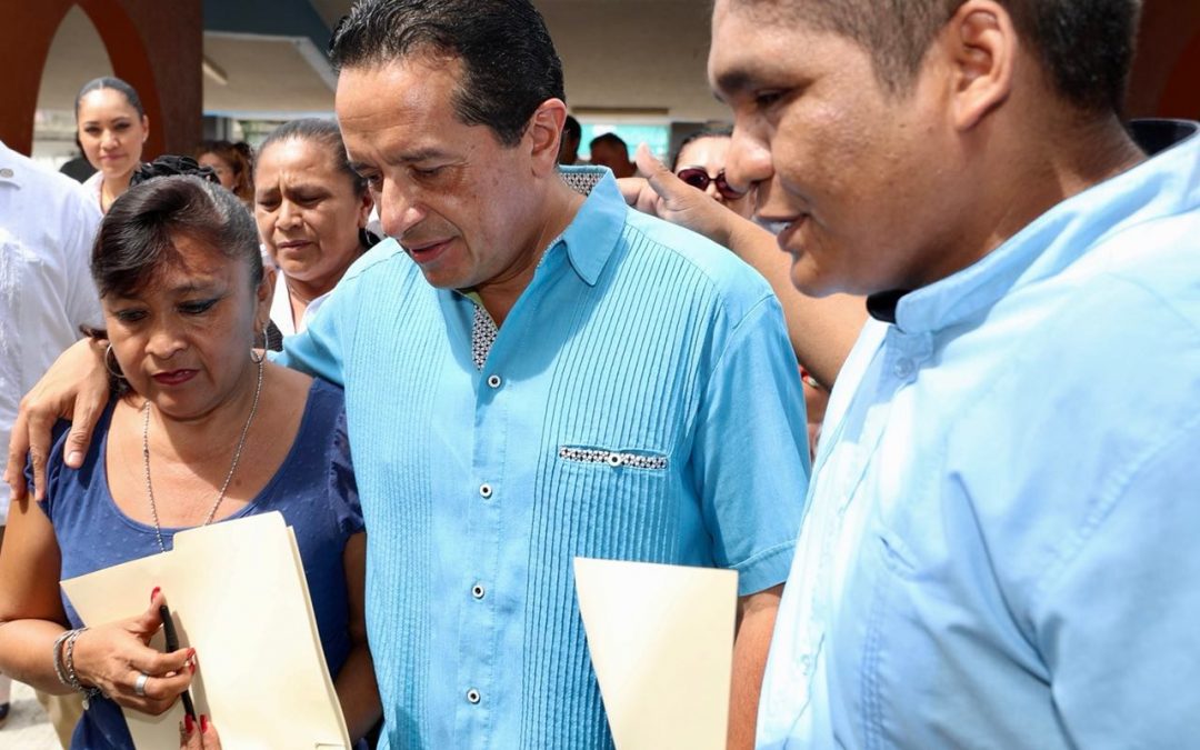 ((GALERÍA)) El gobernador Carlos Joaquín durante una gira de trabajo en donde supervisó acciones para hacer más eficientes los servicios, de salud, de educación, servicios públicos y programas de apoyo al desarrollo económico