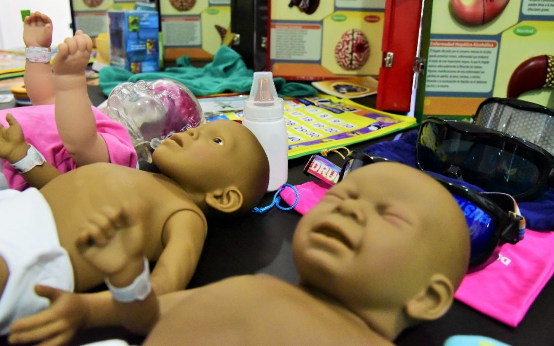 El Seguro Popular reparte maniquís de bebés recién nacidos con “problemas” por consumo de drogas a jóvenes quintanarroenses