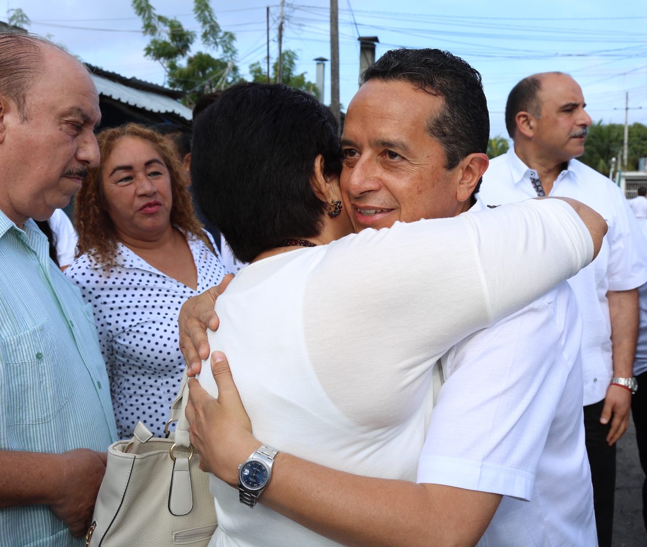 FOTOS)) El Gobernador Carlos Joaquín en el banderazo de inicio de obras de  rehabilitación de calles en Cozumel. | Coordinación General de Comunicación