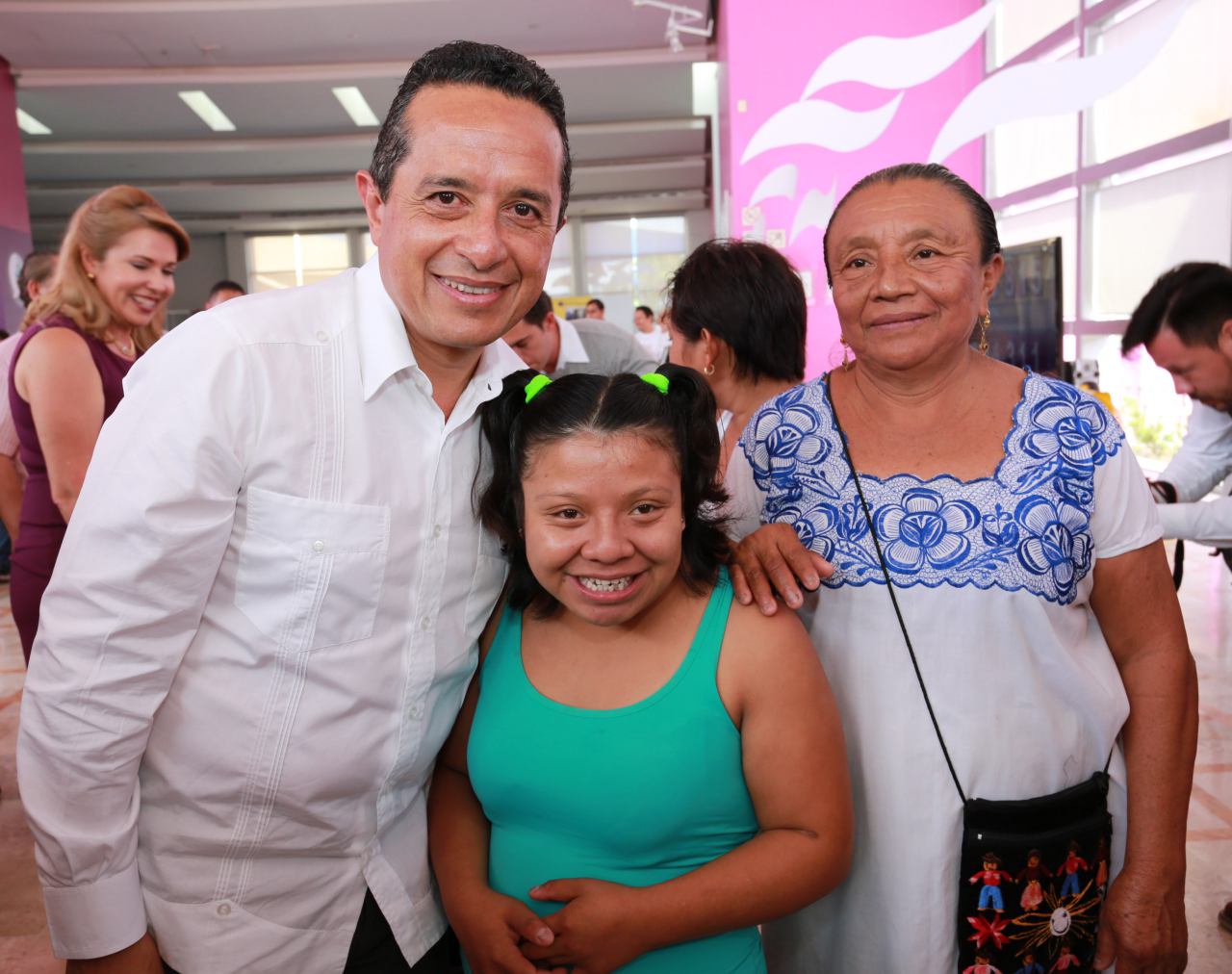 ((FOTOS)) El Gobernador Carlos Joaquín asiste con la Presidenta del DIF ...