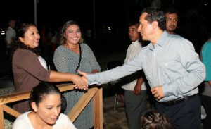Carlos joaquín, Gabriela rejón de joaquín, encendido del árbol navideño,
