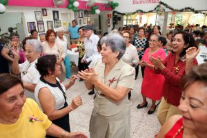 DIF, Gaby rejón de joaquin, Presidenta del DIF qroo, Atención a los Adultos Mayores, Navidad del Club de la Tercera Edad
